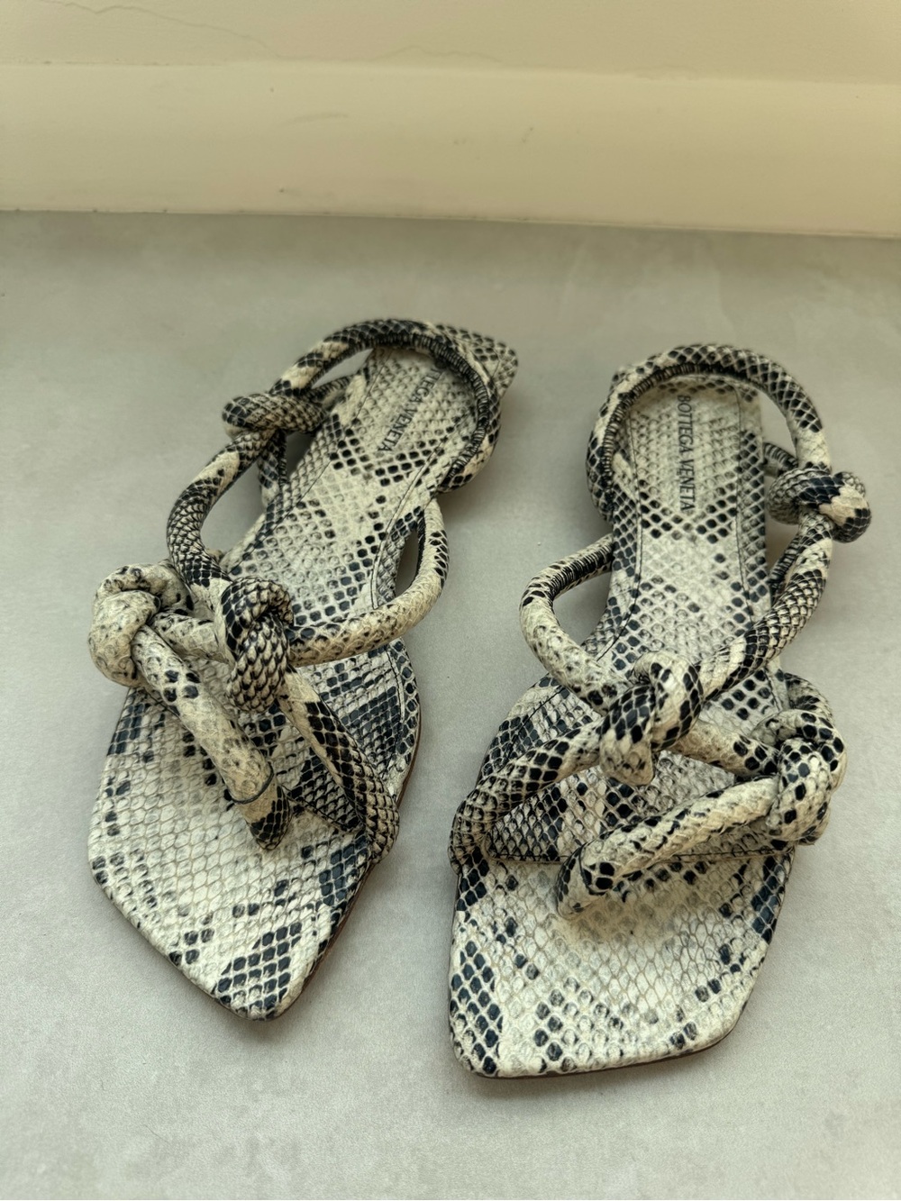 Bottega Veneta Jimbo Black & Cream Snakeskin Knot-Detail Sandals - Picture 11 of 15